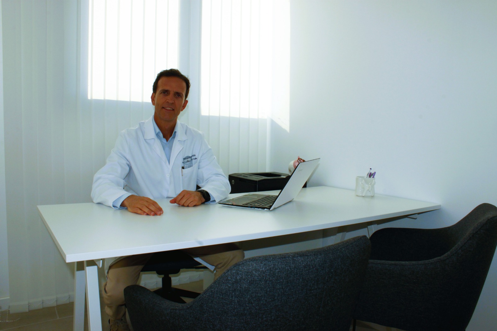 Dr. Carlos de la Calle, traumatólogo especialista en rodilla y cadera en Palma de Mallorca